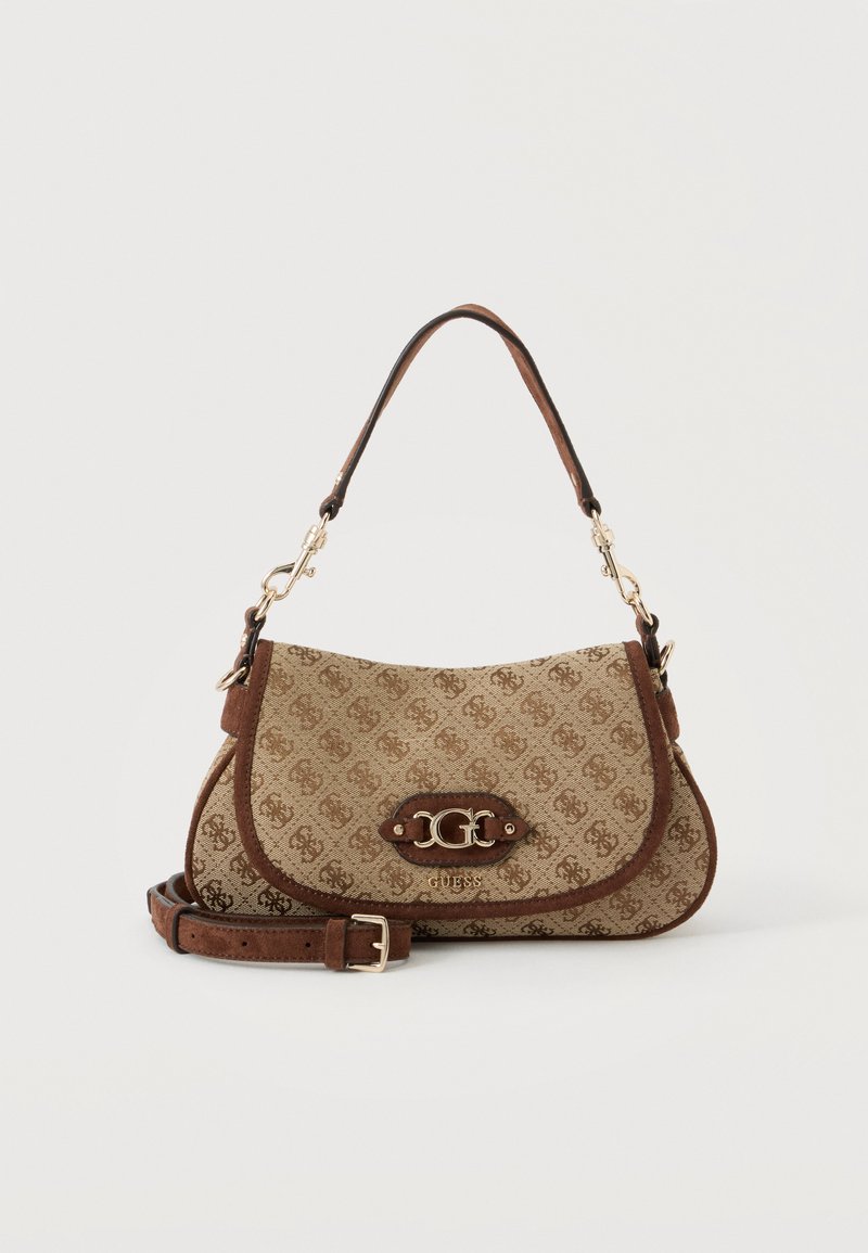 Καφέ τσάντα Guess με σχέδιο, διπλό λογότυπο G σε χρυσό τόνο, κλείσιμο με καπάκι και ρυθμιζόμενο ιμάντα σε λευκό φόντο.