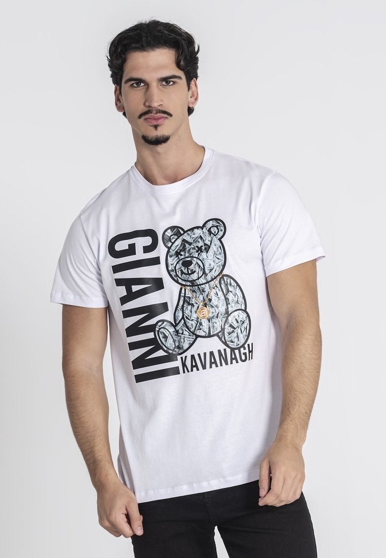 Camiseta blanca de algodón con un gráfico de un oso con una cadena, texto negro que dice "GIANNI KAVANAGH" en el lado izquierdo.