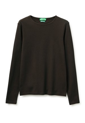 Długi rękaw ciemnobrązowa koszulka z okrągłym dekoltem o prostym wzorze, rozłożona na płasko na białym tle, pokazująca widok z przodu i metkę wewnątrz kołnierza.