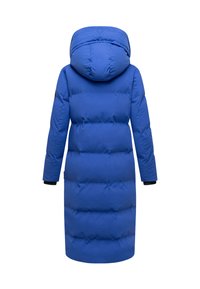 Blauwe gewatteerde jas met een capuchon, lange mouwen en elastische cuffs. Gelaagde oppervlakte met horizontale stiksels en een ontwerp dat tot halverwege de kuiten reikt.