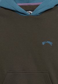 Σκούφο φούτερ σε σκούρο ελιά πράσινο με μπλε εσωτερική κουκούλα και μικρό μπλε λογότυπο Billabong στο στήθος πάνω από την μπροστινή τσέπη.