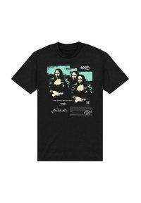 Černé tričko s třemi stylizovanými potisky Mona Lisy, textem "apoh London", QR kódem a sloganem "Vaše historie začíná nyní".