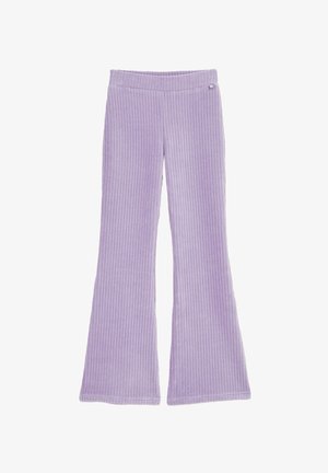 Lavendel, soonpikendega flared püksid pehme tekstuuriga ja väikse nupuga vööl. Omab pritsuvat taljet ja kellukese lõikega stilistikat.