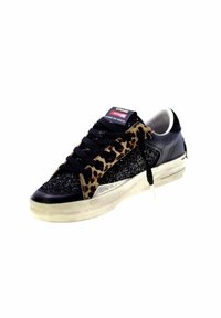 Sneaker neri e argento con accenti a stampa leopardata, pannelli glitterati testurizzati, lacci neri e suola bianca. Etichetta sulla linguetta.