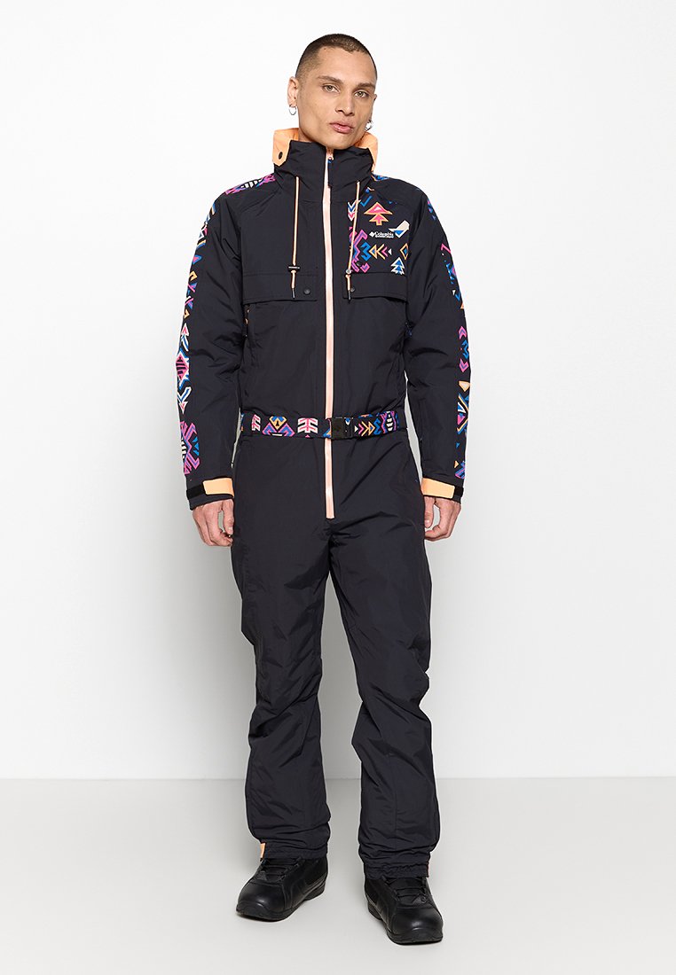 Czarny ocieplany kombinezon z kolorowymi geometrycznymi wzorami na rękawach, zapięcie na zamek, regulowany pas i miękkie pomarańczowe akcenty.