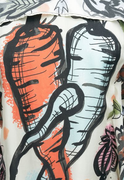 Γραφικό ύφασμα με μεγάλα εικονογραφημένα καρότα σε πορτοκαλί και ανοιχτό μπλε, περιγραμμένα με μαύρο, πάνω σε ένα απαλό, πολύχρωμο φόντο.