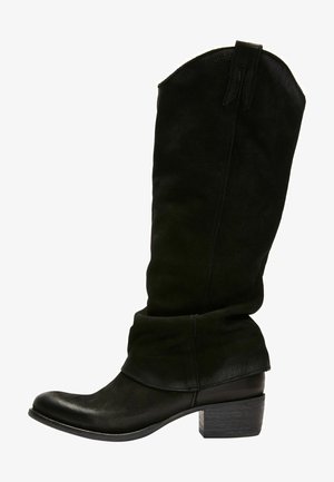 Czarne skórzane kozaki za kolano o luźnym kroju, z okrągłym noskiem i niskim, warstwowym obcasem. Teksturowane wykończenie w górnej części materiału.