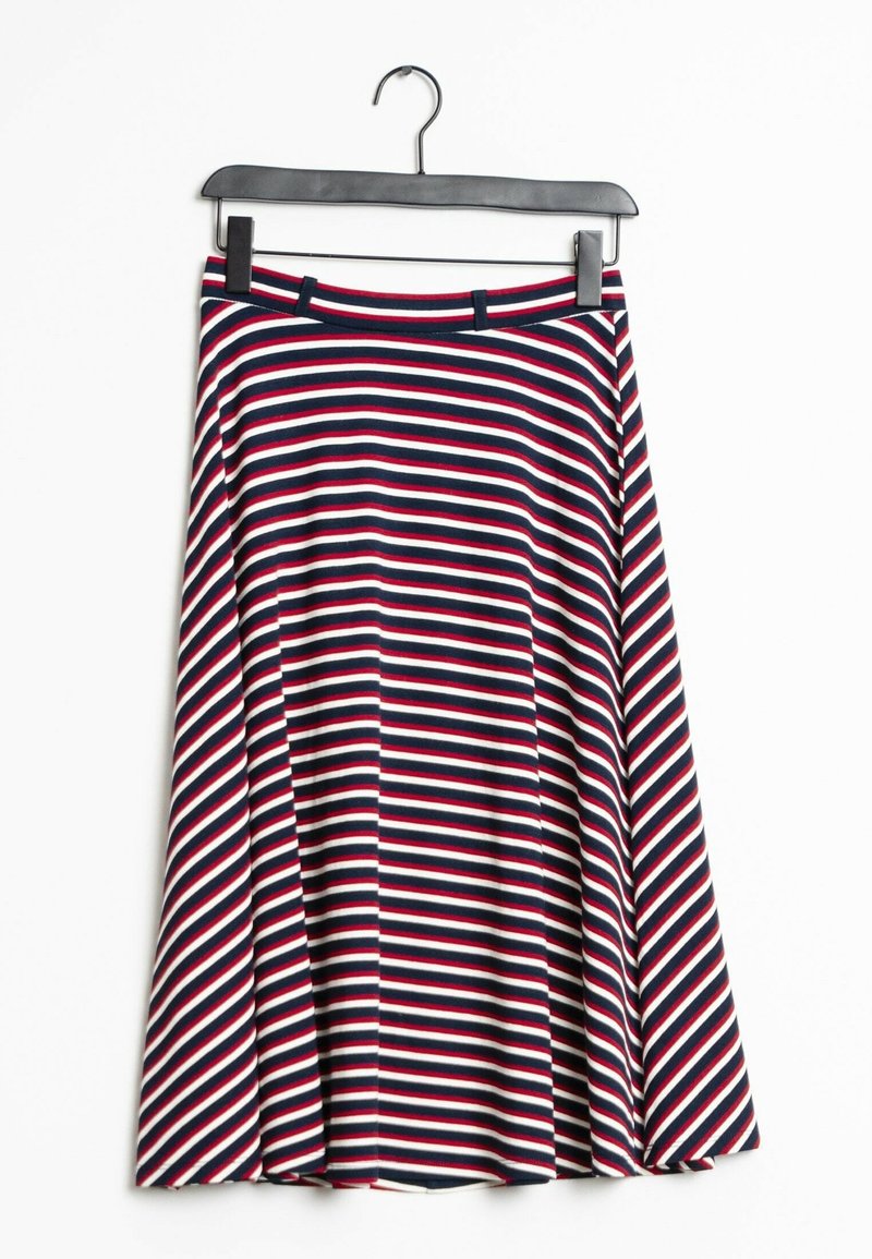 La jupe rayée présente des rayures horizontales bleu marine, rouge et blanche, fabriquée dans un tissu doux avec un design évasé et des coutures de taille cachées.