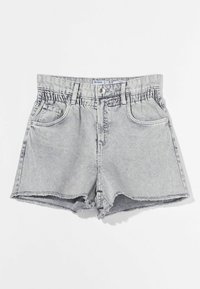 Pantalones cortos de denims grises con un dobladillo deshecho, que presentan una cintura estructurada, un diseño de cinco bolsillos y pasadores para cinturón. La tela tiene un acabado desgastado.