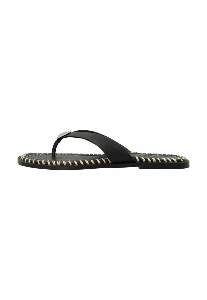 Zwarte flip-flop sandaal met een gestructureerde zool, voorzien van twee brede banden en decoratieve gestreepte randen. Geschikt voor casual gebruik.
