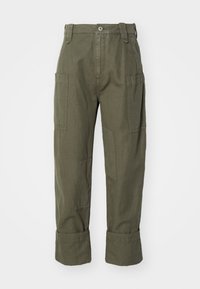 Pantalones cargo en verde oliva, hechos de algodón, con un corte relajado, bolsillos laterales y puños doblados. Tejido texturizado con detalles de parches.