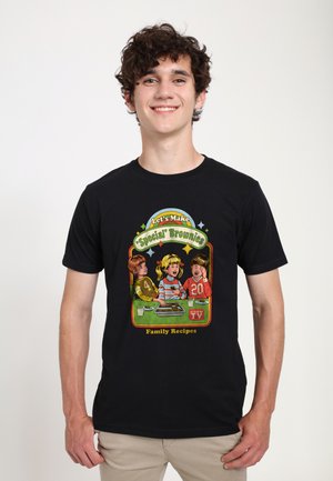 Černé tričko s retro kresleným designem tří dětí kolem stolu s brownies, označené "Pojďme udělat 'speciální' brownies."