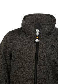 Giacca in pile grigio scuro con colletto alto, zip frontale e chiusura decorativa. Presenta un tessuto strutturato e un sottile dettaglio del logo.