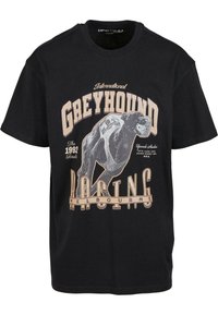 Must musta t-särk mustas, kus on graafikaprint aktiivsest greyhoundist, mille all on tekst "Rahvusvaheline Greyhoundi Võidusõit Melbourne'is."