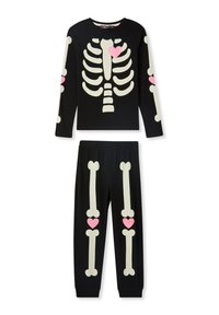 Maglietta nera a maniche lunghe e pantaloni con grafiche di scheletro bianche e cuori rosa sui gomiti e sulle ginocchia, realizzati in tessuto morbido.