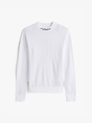 Hvit hettegenser med rund hals, raglan-ermer og preget merkevare på framsiden. Har ribbestrikkede mansjetter og nederkant. Myk tekstur.