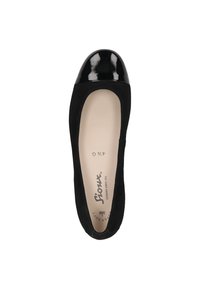 Ballet flat in suede nero con punta laminata nera. Presenta una soletta imbottita e un marchio discreto sulla soletta. Forma arrotondata.