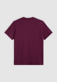 T-shirt bordeaux à manches courtes en coton doux, avec un col rond et un dos uni sans logos ni motifs visibles.