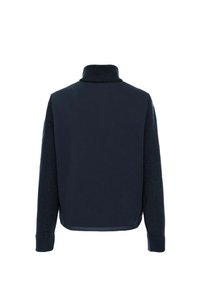 Námornícky modrý rolák so pletenými rukávmi a pevným telom, zobrazený zozadu na bielom pozadí.