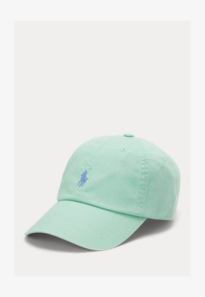 Gorra de béisbol de algodón verde menta claro con visera curva y logo azul bordado. Cuenta con una correa ajustable cosida en la parte trasera.