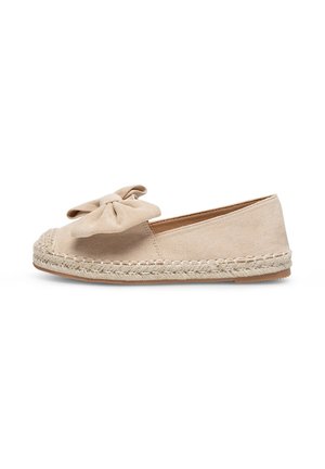 Espadrilla piatta in camoscio beige con suola intrecciata in iuta e grande fiocco in tessuto sulla parte superiore, vista laterale su sfondo bianco.