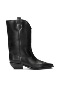 Bota vaquera de cuero negra con punta afilada, caña de altura media y costuras decorativas. Cuenta con un tacón bajo y cuadrado y una asa lateral.