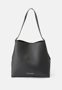 Sac à épaule en similicuir noir avec une silhouette courbée, une large ouverture et une sangle ajustable. Présente un logo sur le devant en bas.