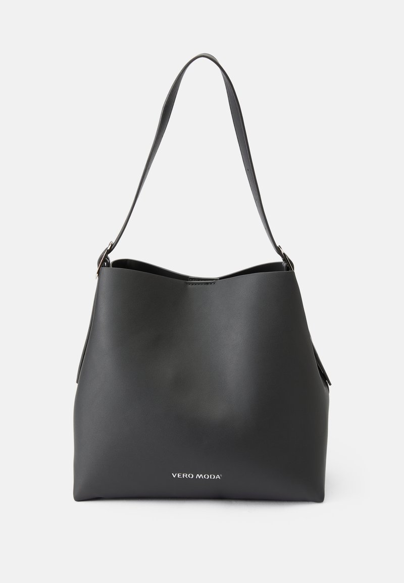 Sac à épaule en similicuir noir avec une silhouette courbée, une large ouverture et une sangle ajustable. Présente un logo sur le devant en bas.