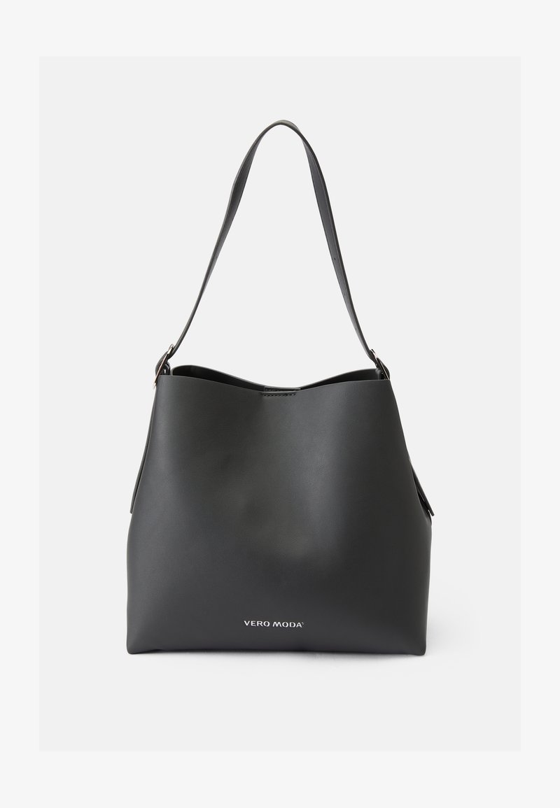 Sac à épaule en similicuir noir avec une silhouette courbée, une large ouverture et une sangle ajustable. Présente un logo sur le devant en bas.