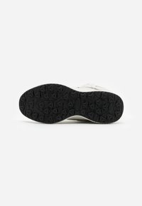 Hvide sneakers med en struktureret sort gummisål. Har en glat overdel og diskrete stikninger. Ingen synlige metaldele eller detaljer.