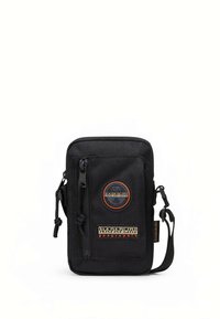 Bolso de hombro de tela negra con cierre de cremallera, parche delantero, bolsillo lateral con cremallera y correa ajustable. Forma rectangular con superficie texturizada.