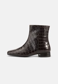 Bottines marron foncé en cuir à motif crocodile avec un talon bloc bas, présentées en profil latéral sur un fond blanc.