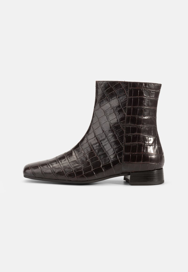 Bottines marron foncé en cuir à motif crocodile avec un talon bloc bas, présentées en profil latéral sur un fond blanc.