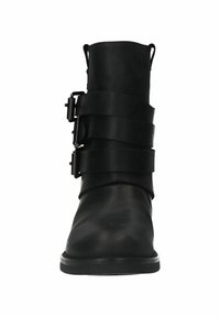 Bottines en cuir noir avec trois bandes horizontales et des boucles en métal. Texture lisse, bout arrondi et petit talon empilé.