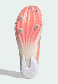 Suola di scarpa da ginnastica caratterizzata da un design sfumato dal rosa al bianco, sei punte di metallo e gomma testurizzata per una migliore aderenza.