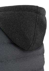 Grauer Kapuzenpullover mit einer glatten Textur, der eine dunkelgraue Kapuze hat. Das Design ist schlicht und nahtlos, was die Praktikabilität betont.