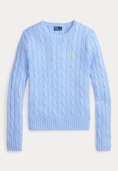 Lichtblauwe cable-knit trui met lange mouwen, ronde hals en een klein geel Polo Ralph Lauren-logo op de linkerborst.