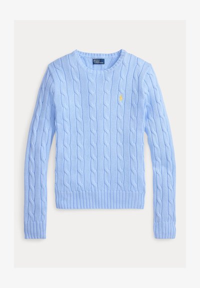 Lichtblauwe cable-knit trui met lange mouwen, ronde hals en een klein geel Polo Ralph Lauren-logo op de linkerborst.
