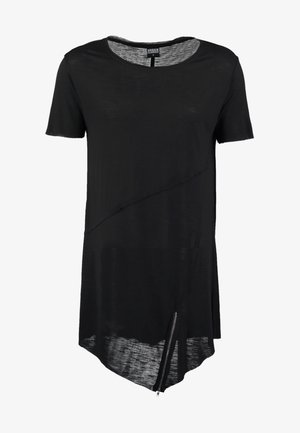 Zwart T-shirt met korte mouwen van een lichtgewicht stof met een lichte textuur. Heeft een asymmetrische zoom en een ritssluiting aan één kant.