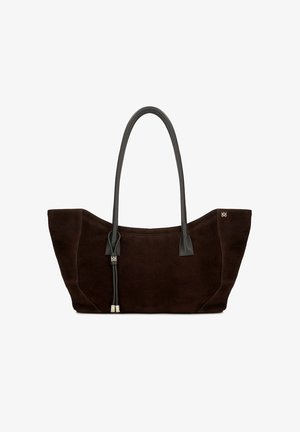 Sac fourre-tout en daim marron foncé avec de longues poignées en cuir noir et de petits accents de logo dorés sur le devant et aux extrémités des anses.