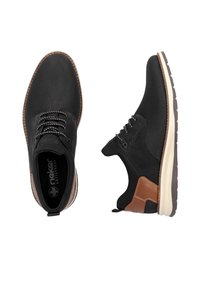 Chaussures lacées noires et marron avec une texture en mesh, semelles en caoutchouc et accents contrastés ; conçues pour le confort avec une fonction anti-stress.