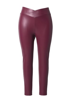 Leggings en simili cuir bordeaux avec une texture lisse, une taille haute et un design ajusté et fuselé.