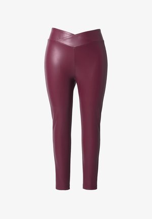 Leggings in finta pelle bordeaux con una texture liscia, vita alta e un design aderente e affusolato.