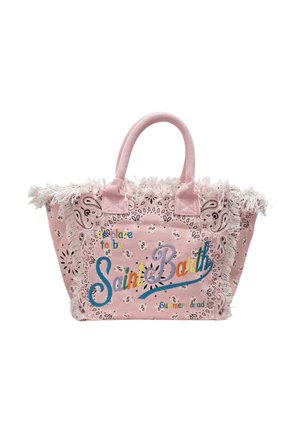 Borsa tote in tessuto rosa con stampa paisley, bordi sfrangiati e scritta colorata "Saint Barth" ricamata sul davanti.
