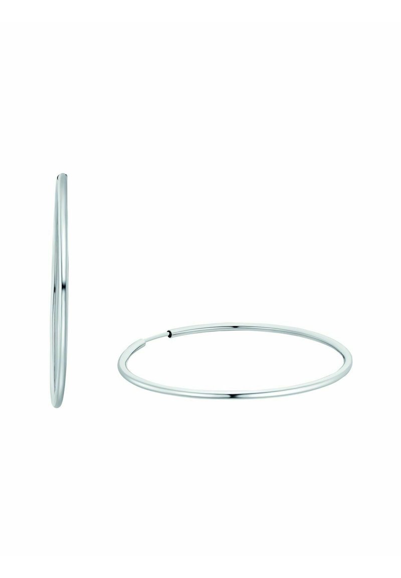 Silvriga hoopörhängen med en slät, polerad yta. Har en tunn, cirkulär design med en säker stängningsmekanism.