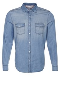 Niebieska koszula dżinsowa z długimi rękawami, zapinana na guziki z przodu, z dwoma kieszeniami na piersi i kontrastowym przeszyciem. Projekt z kołnierzykiem o gładkiej fakturze.