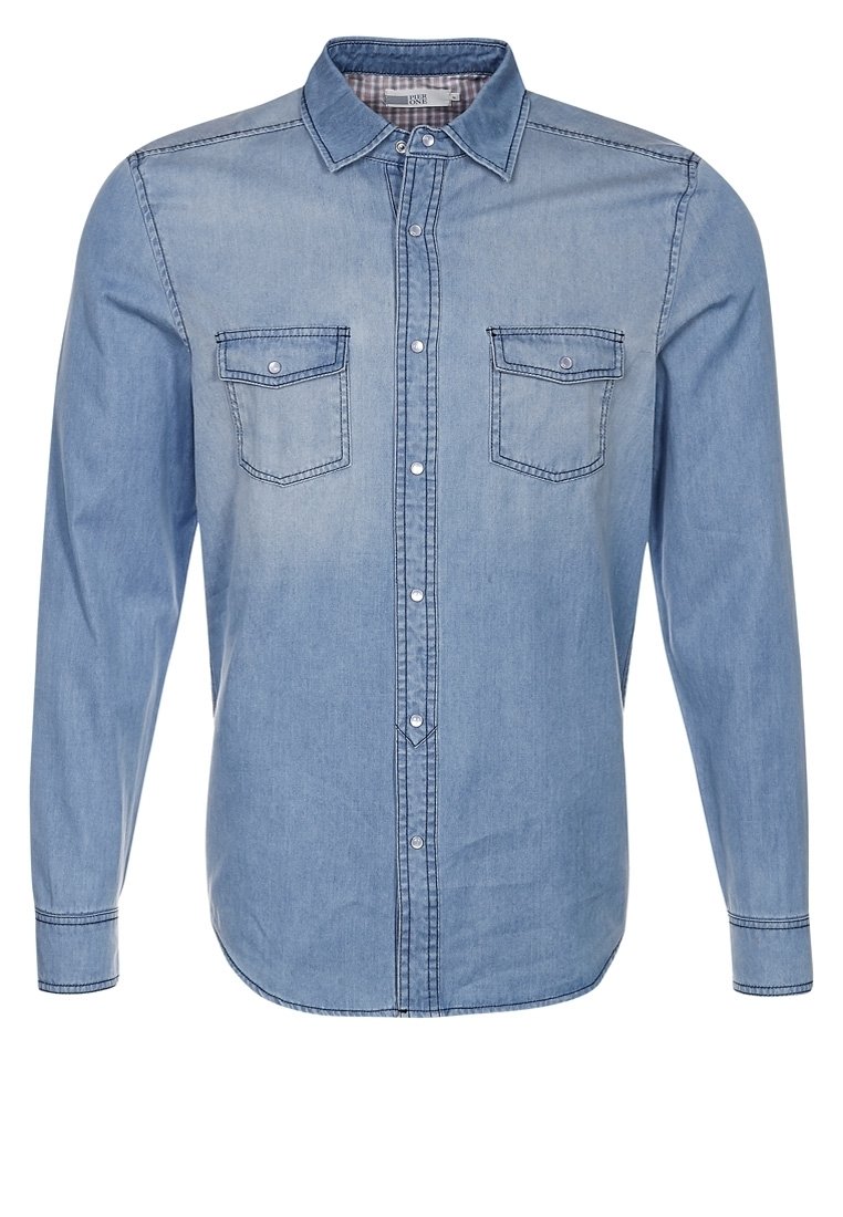 Niebieska koszula dżinsowa z długimi rękawami, zapinana na guziki z przodu, z dwoma kieszeniami na piersi i kontrastowym przeszyciem. Projekt z kołnierzykiem o gładkiej fakturze.