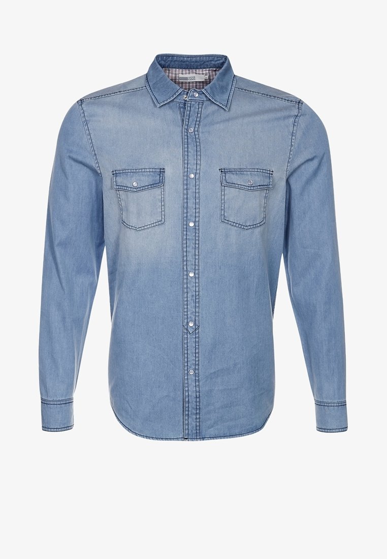 Niebieska koszula dżinsowa z długimi rękawami, zapinana na guziki z przodu, z dwoma kieszeniami na piersi i kontrastowym przeszyciem. Projekt z kołnierzykiem o gładkiej fakturze.
