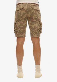 Cargo shorts in een tan camouflagepatroon, gemaakt van duurzaam materiaal, met zijzakken en gestikte details.