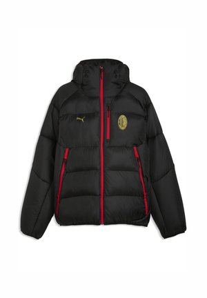 Zwarte pufferjas met rode ritsen, AC Milan-wapen en goudkleurig Puma-logo op de borst, voorzien van een capuchon en ritszakken.